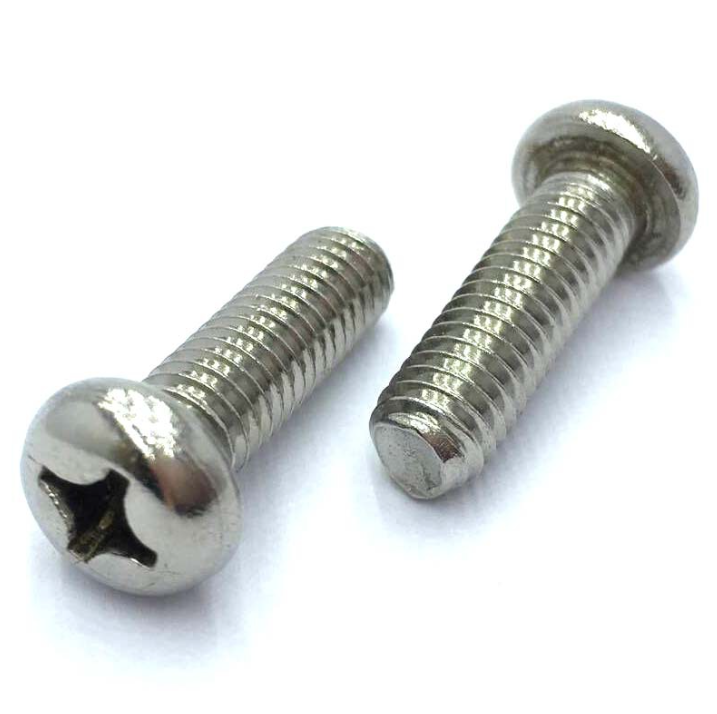 Qual é a principal diferença entre parafusos de cabeça panela e parafusos escareados?