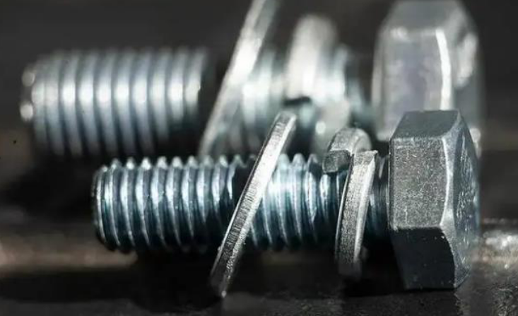 Quais são as respectivas funções das arruelas de pressão e das arruelas planas?