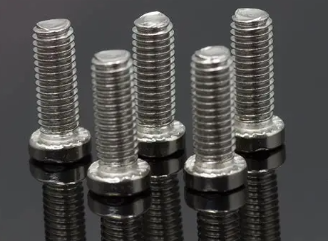 O que causa descoloração em parafusos de aço inoxidável?